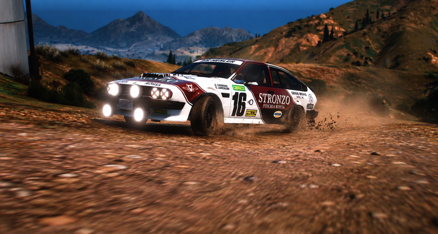 Coche de rally levantando polvo en una ruta de montaña